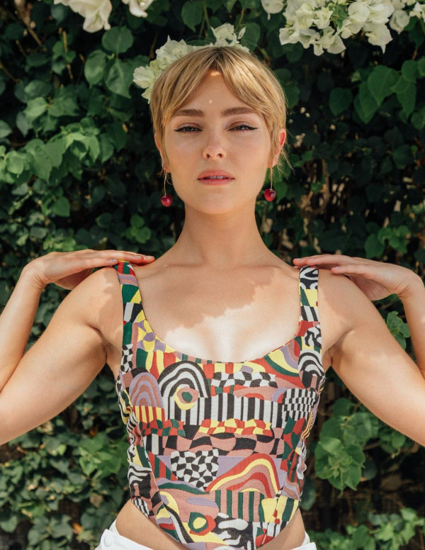 AnnaSophia Robb dans Rose & Ivy Journal 