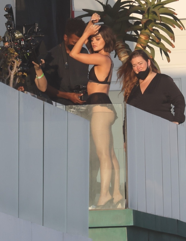 Lucy Hale en shooting à Malibu