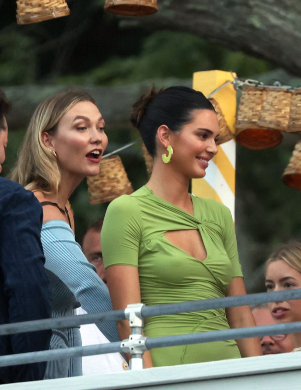 Kendall Jenner et Karlie Kloss en soirée à Hamptons