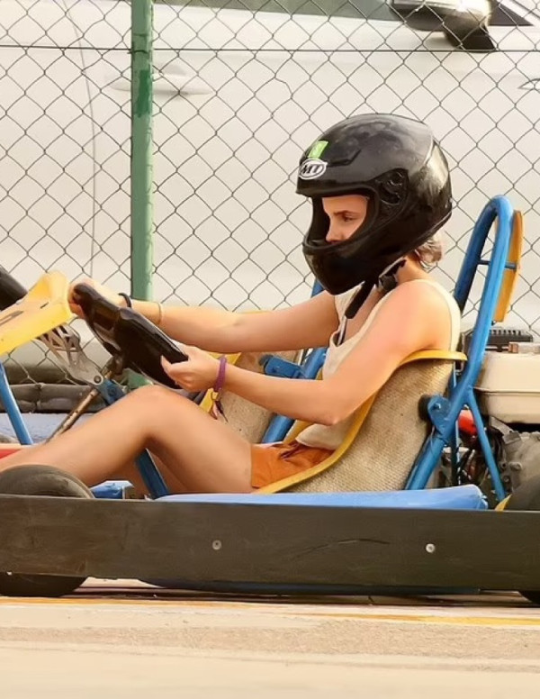 Emma Watson fait du karting à Ibiza