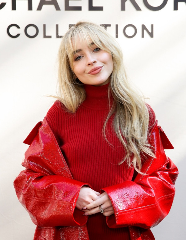 Sabrina Carpenter et ses copines au défilé Michael Kors à New York