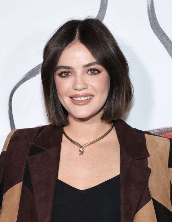 Lucy Hale au défilé alice + olivia à la New York Fashion Week