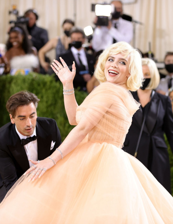 Billie Eilish et sa longue robe au Met Gala 2021