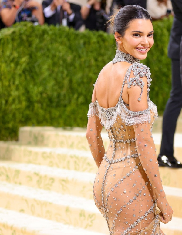 Kendall Jenner sexy en robe transparente au Met Gala 2021