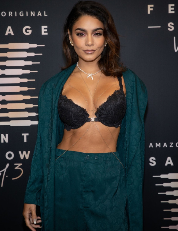 Vanessa Hudgens sexy à la soirée Savage
