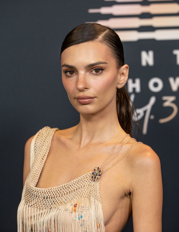 Emily Ratajkowski sexy à la soirée Savage X Fenty 