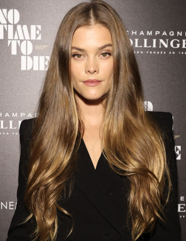 Nina Agdal à la première de Mourir peut attendre (No Time To Die)