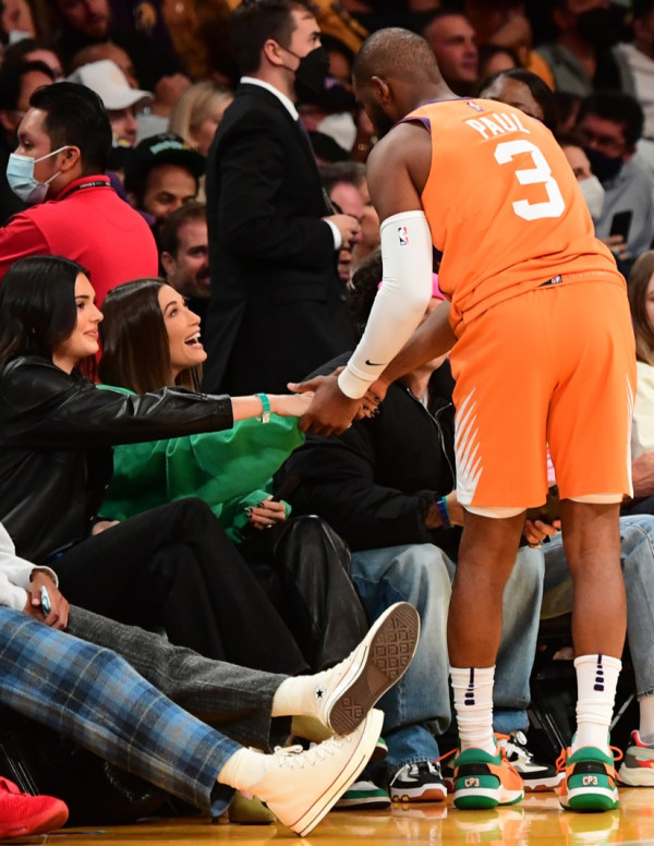 Kendall Jenner et Hailey Baldwin à Los Angeles pour le match des Lakers