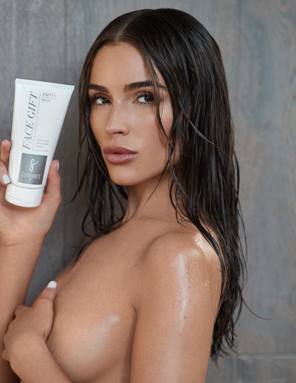 Shooting sexy Olivia Culpo topless pour les produits GoodJanes