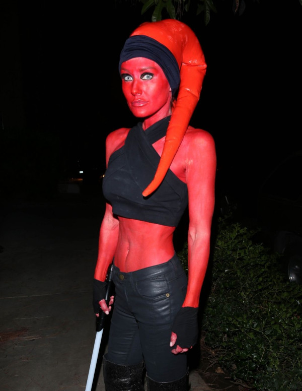 Nicky Whelan en soirée Halloween