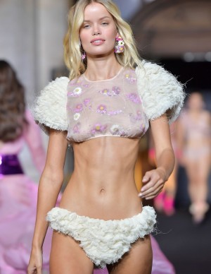 Frida Aasen sexy au défilé Etam