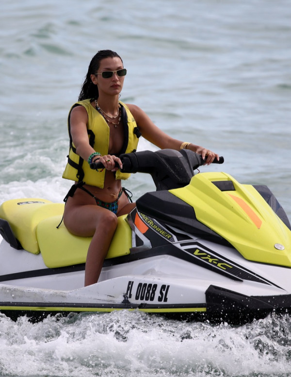 Bella Hadid jet ski à Miami