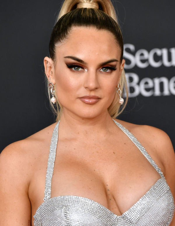 JoJo Levesque décolleté sexy aux American Music Awards 2021 à Los Angeles