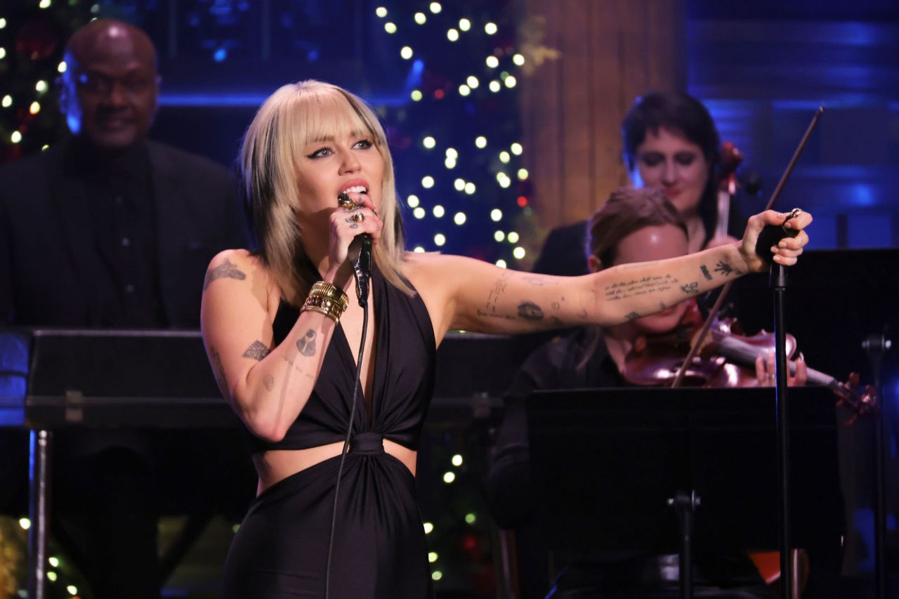 Miley Cyrus en concert chez The Tonight Show Jimmy Fallon