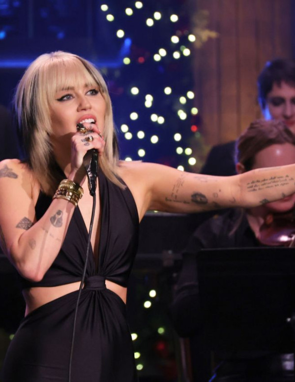 Miley Cyrus en concert chez The Tonight Show Jimmy Fallon
