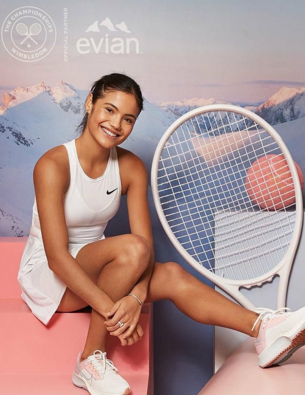Shooting Emma Raducanu pour la marque Evian