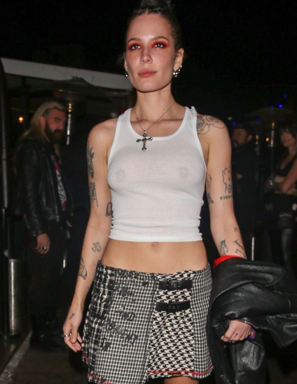 La chanteuse Halsey (haut transparent) en soirée à Hollywood