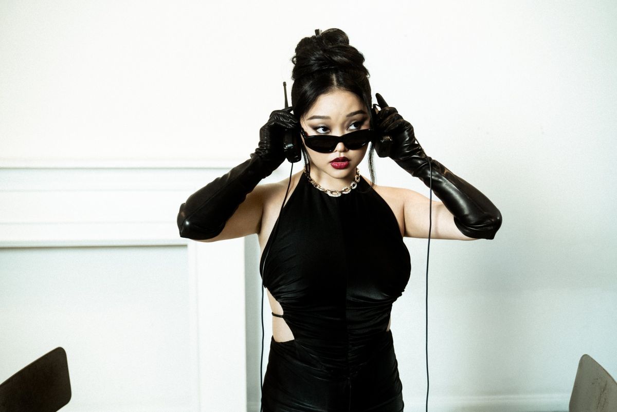 Shooting Lana Condor pour Flaunt Magazine
