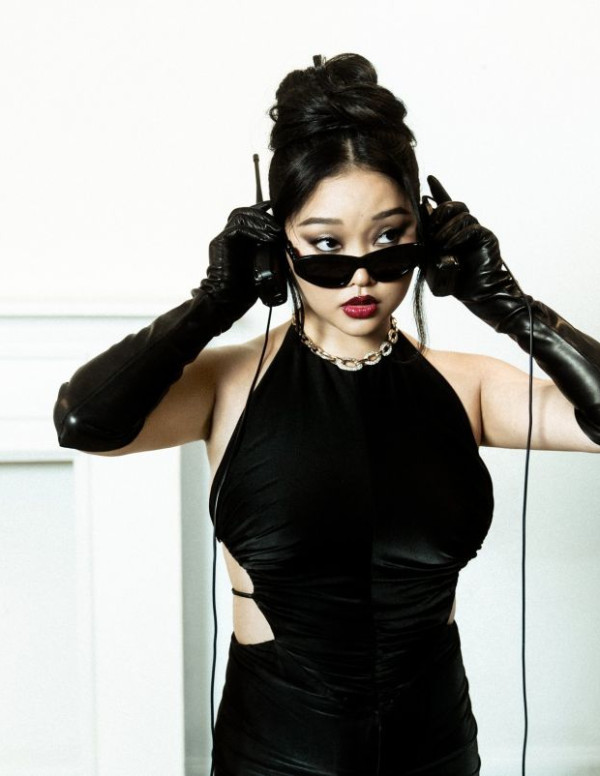 Shooting Lana Condor pour Flaunt Magazine