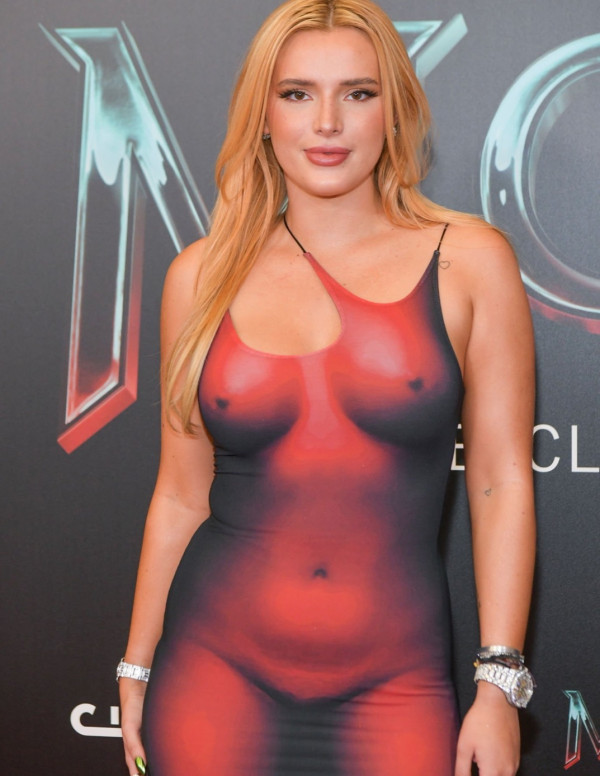 Bella Thorne en costume sexy pour la première du film Morbius à Los Angeles
