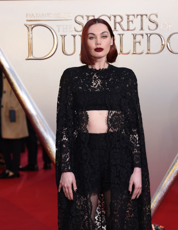 Poppy Corby-Tuech à la première du film Les Animaux fantastiques - Les Secrets de Dumbledore