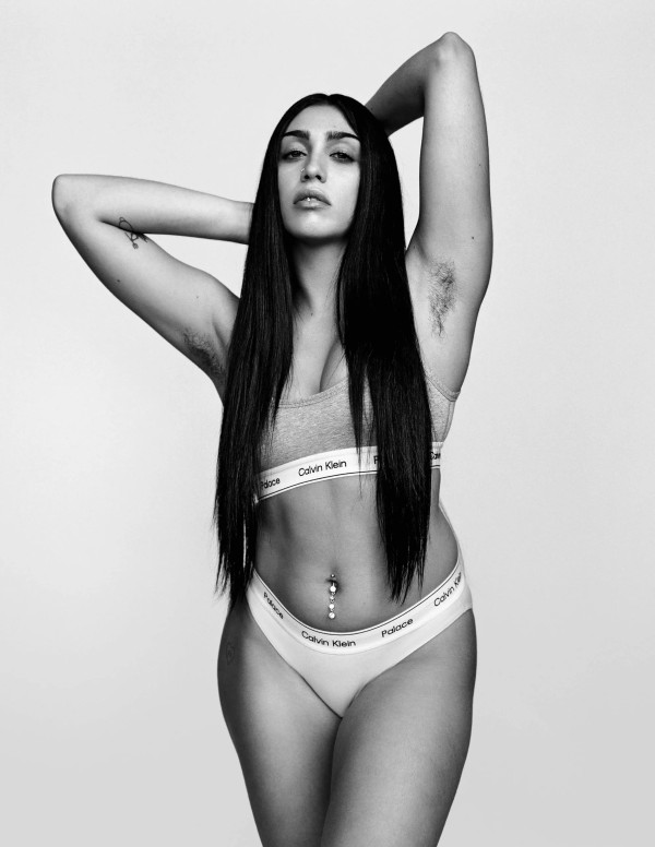Shooting Lourdes Leon pour Calvin Klein