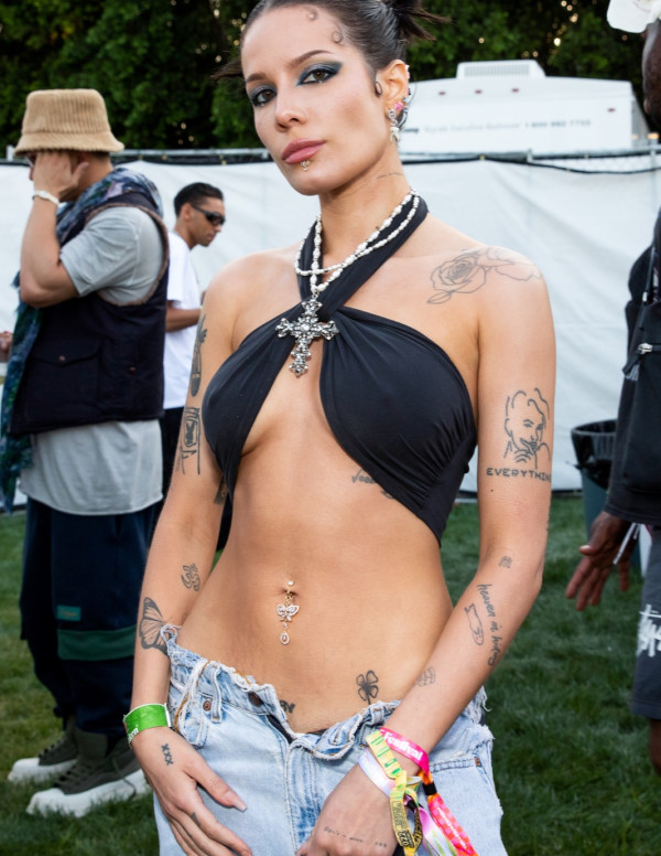 Halsey à Coachella pour le Revolve festival