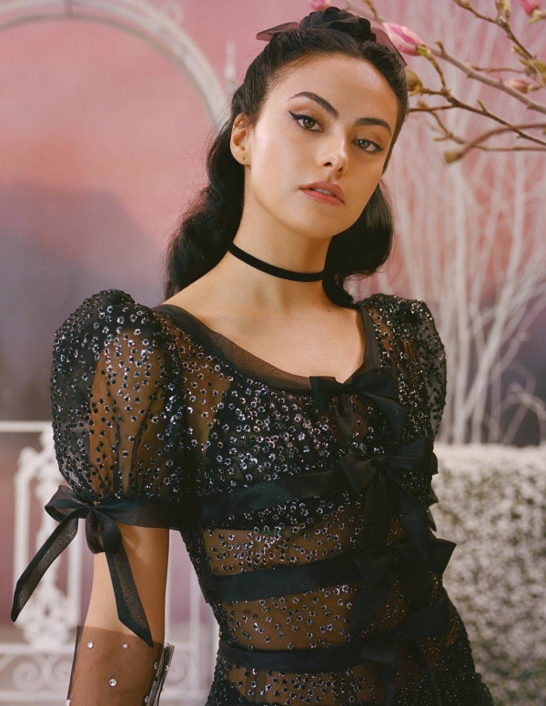 Shooting Camila Mendes pour la marque Rodarte
