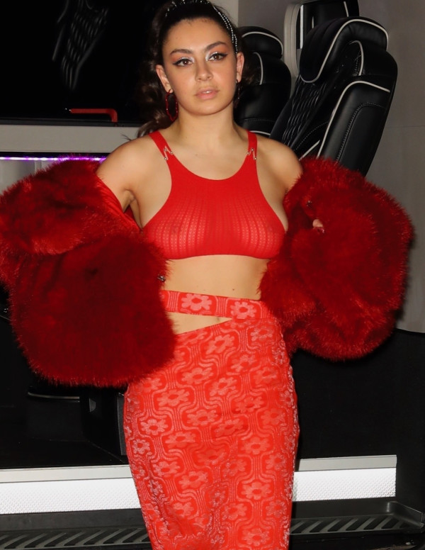 Charli XCX en robe transparente en soirée à New York