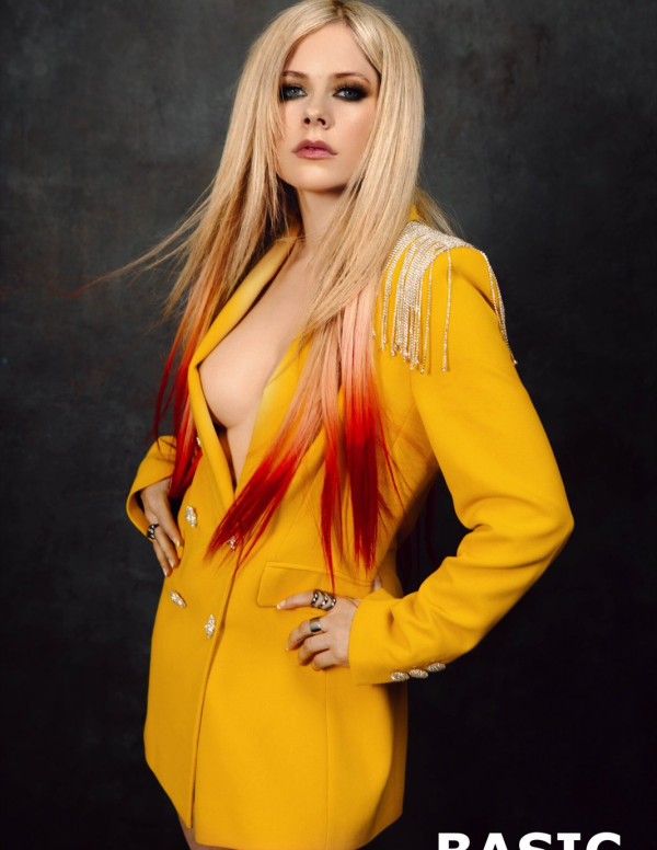 Shooting sexy d'Avril Lavigne pour Basic Magazine