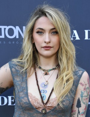 Paris Jackson au Barron & Tessa Hilton Host Goddess Art Show