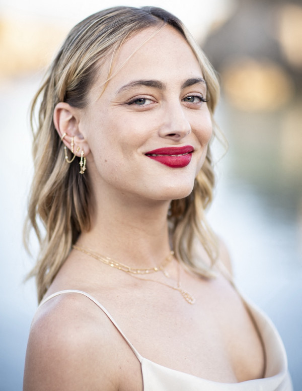 Nora Arnezeder au Défilé Etam Croisière 2022 en Corse