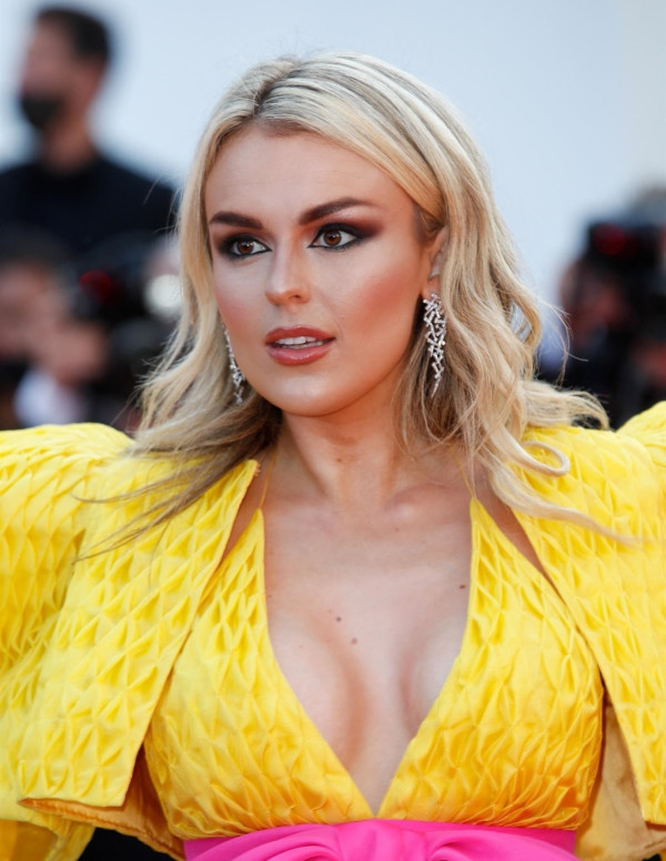 Tallia Storm décolleté sexy au 75ème festival de Cannes