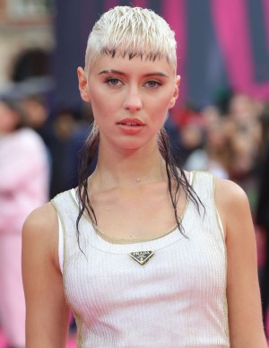 photos Iris Law