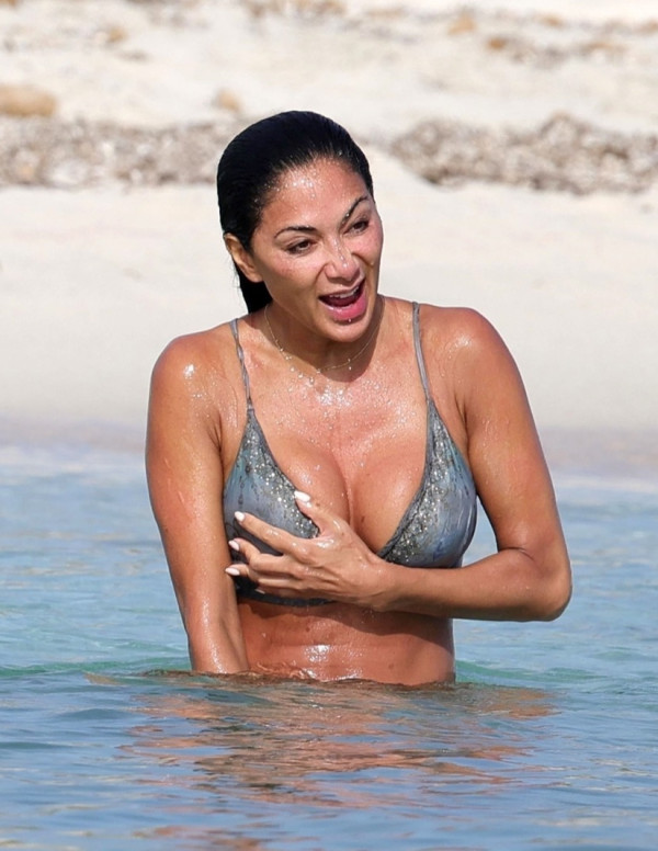 Nicole Scherzinger bain de boue à Formentera