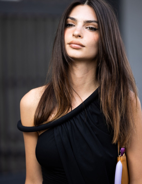 Shooting sexy d'Emily Ratajkowski pour la Milan Fashion Week