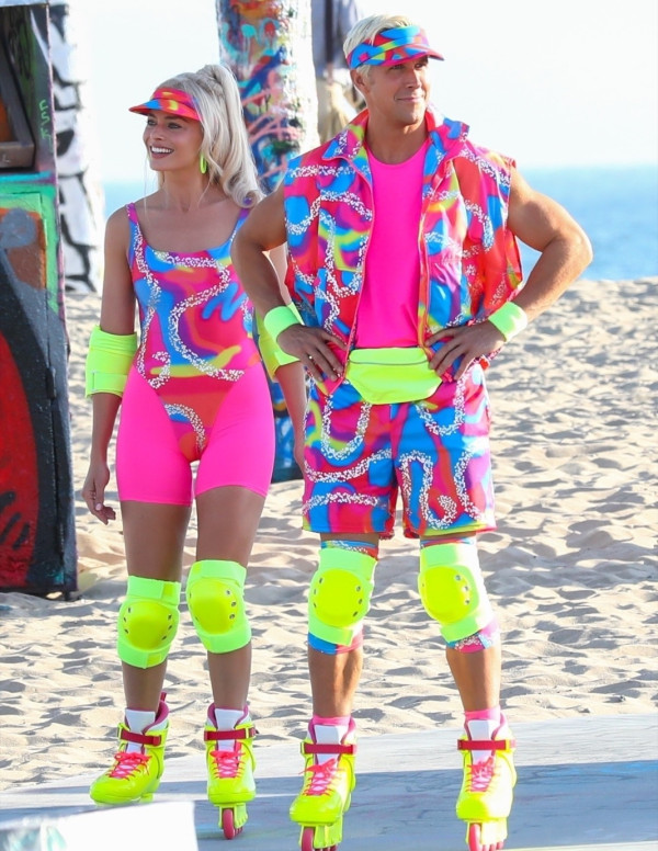 Margot Robbie et Ryan Gosling en tenues fluo sur le tournage de Barbie