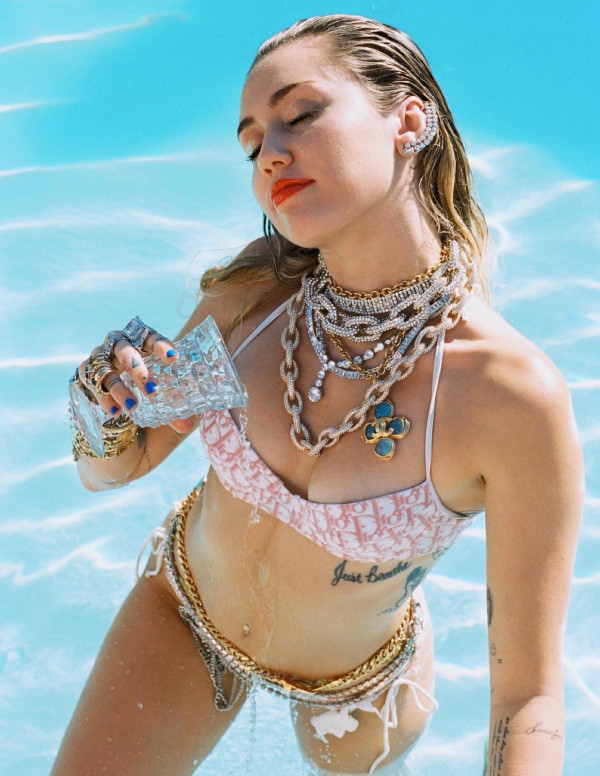 Shooting sexy Miley Cyrus par Alice Moitie