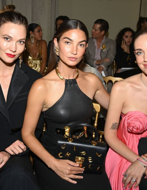 Lily Aldridge sexy au défilé Schiaparelli à la Paris Fashion Week