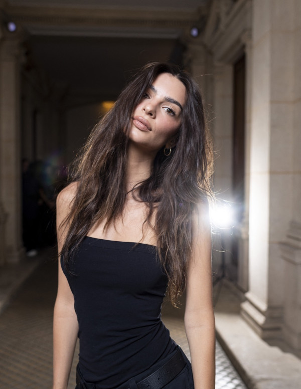 Emily Ratajkowski au défilé Balenciaga à la Paris Fashion Week