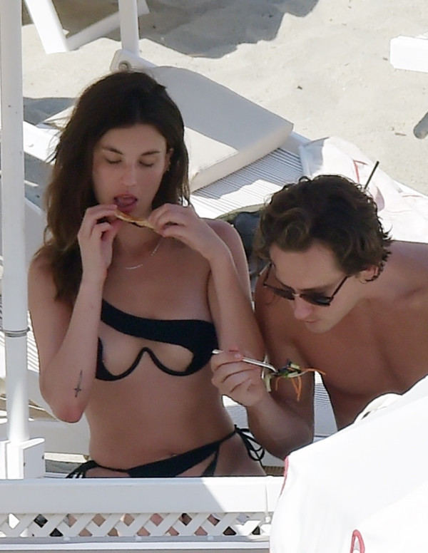 Rainey Qualley en vacances au Eight Hotel Paraggi en Italie