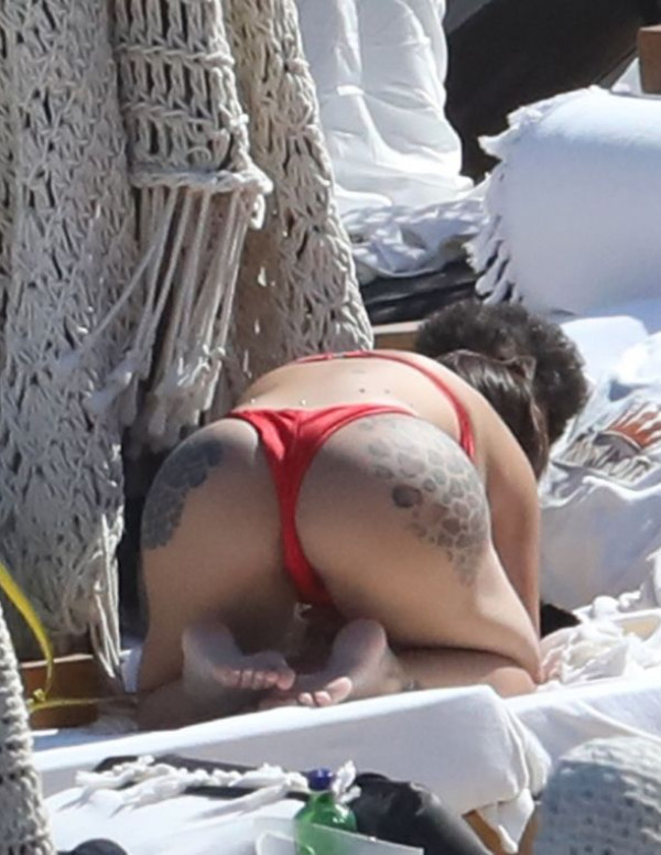 Elettra Lamborghini sexy en vacances à Mykonos