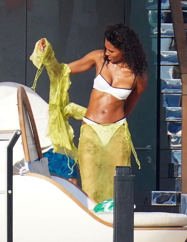 Cindy Bruna sur un Yacht à St-Tropez