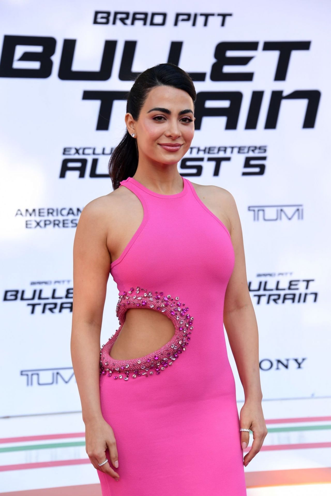 Emeraude Toubia sexy à la première de Bullet Train à Los Angeles