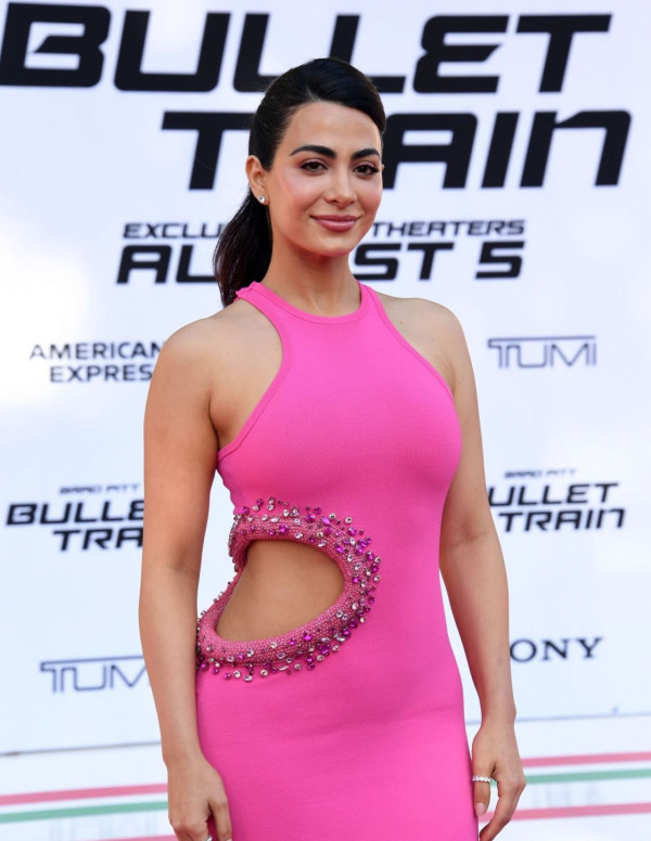 Emeraude Toubia sexy à la première de Bullet Train à Los Angeles