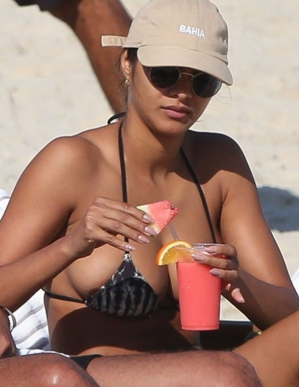 Lais Ribeiro sexy en vacances à Ipanema à Rio de Janeiro