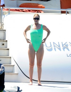 photos Rosie Huntington-Whiteley