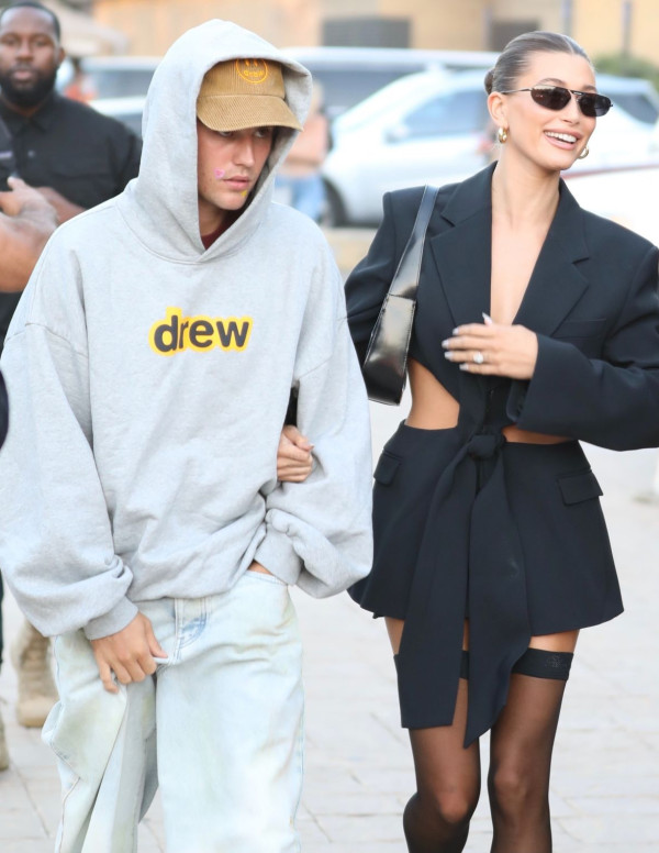 Hailey Bieber en soirée à Malibu avec des bas