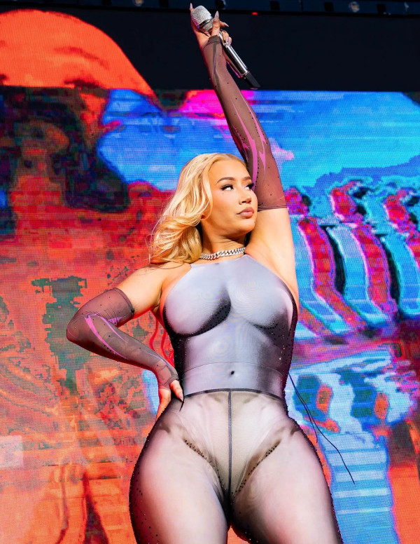 Iggy Azalea sexy en concert au Hersheypark Stadium à Hershey