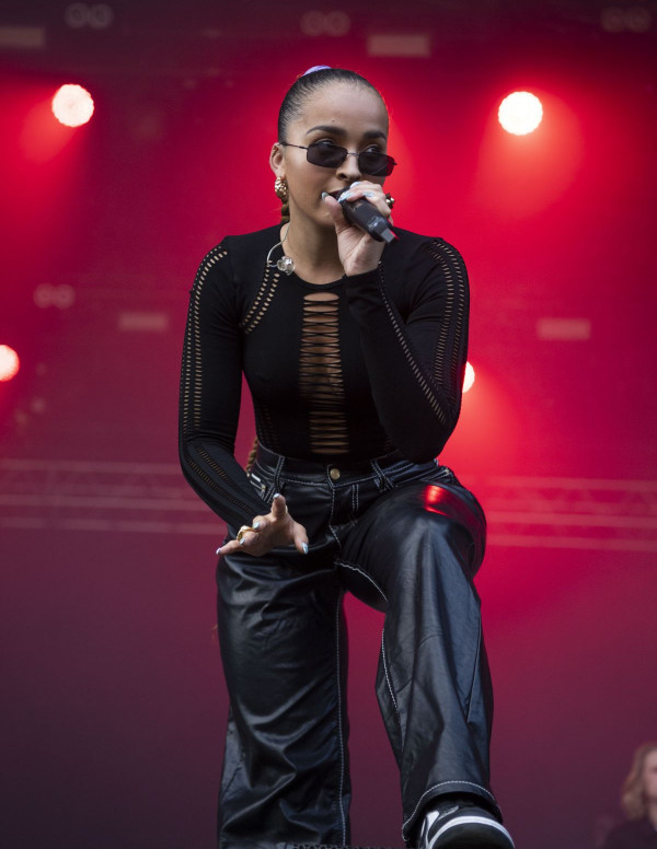 Ella Eyre en concert au Hardwick Live Festival à Durham